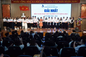 Trường Đại học Ngoại ngữ - Đại học Đà Nẵng trao giải cho các tác giả có đề tài đạt giải Nhất.
