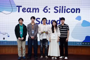Một đội tham gia khóa học trình bày báo cáo dự án trước hội đồng giáo sư. 
