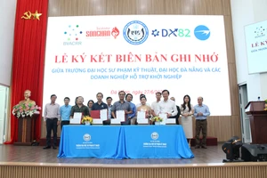 Đại diện Trường Đại học Sư phạm Kỹ thuật, Đại học Đà Nẵng và các doanh nghiệp hỗ trợ khởi nghiệp ký kết hợp tác.