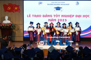 Trường Đại học Ngoại ngữ, Đại học Đà Nẵng trao thưởng cho sinh viên có thành tích xuất sắc trong học tập, nghiên cứu khoa học và rèn luyện.