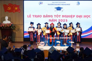 Trường Đại học Ngoại ngữ, Đại học Đà Nẵng trao thưởng cho sinh viên có thành tích xuất sắc trong học tập, nghiên cứu khoa học và rèn luyện.