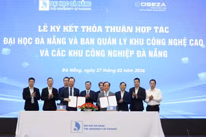 Lãnh đạo Đại học Đà Nẵng ký kết hợp tác với Ban Quản lý Khu công nghệ cao và các khu nghiệp Đà Nẵng. 