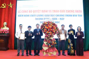 Trao giấy chứng nhận kiểm định chất lượng giáo dục cho 2 chương trình đào tạo của Trường Y Dược - Đại học Đà Nẵng.