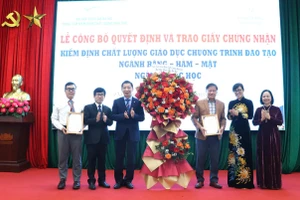 Trao giấy chứng nhận kiểm định chất lượng giáo dục cho 2 chương trình đào tạo của Trường Y Dược - Đại học Đà Nẵng.