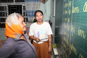 Nhiều học viên lớn tuổi vẫn tham gia các lớp xóa mù chữ đều đặn. 