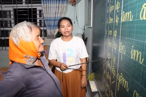 Nhiều học viên lớn tuổi vẫn tham gia các lớp xóa mù chữ đều đặn. 