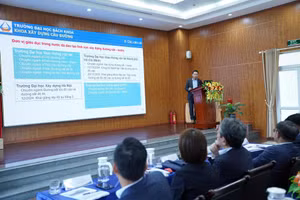 Đại diện Khoa Xây dựng cầu đường, Trường Đại học Bách khoa, Đại học Đà Nẵng trình bày chương trình đào tạo chuyên ngành Xây dựng đường sắt - metro theo chuẩn quốc tế. 