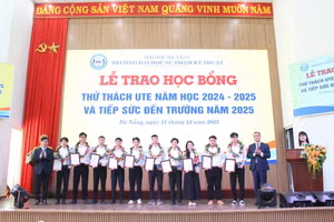 Học bổng Thử thách UTE được trao cho 10 sinh viên xuất sắc trong học tập, nghiên cứu và hoạt động phong trào trong năm học 2024 - 2025.