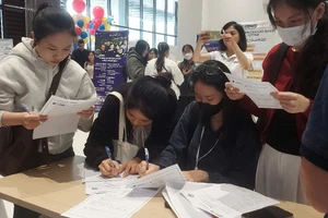 Các ứng viên điền thông tin tại các gian hàng tuyển dụng của doanh nghiệp tham gia Tuần lễ việc làm Đại học Duy Tân 2025.