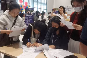 Các ứng viên điền thông tin tại các gian hàng tuyển dụng của doanh nghiệp tham gia Tuần lễ việc làm Đại học Duy Tân 2025. 