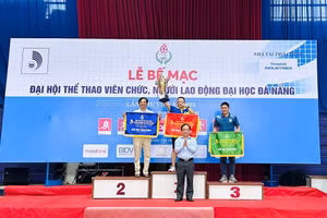 Ông Nguyễn Ngọc Vũ, Giám đốc Đại học Đà Nẵng trao giải nhất, nhì, ba toàn đoàn cho các đơn vị. 