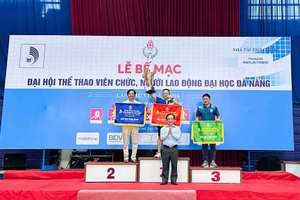 Ông Nguyễn Ngọc Vũ, Giám đốc Đại học Đà Nẵng trao giải nhất, nhì, ba toàn đoàn cho các đơn vị.