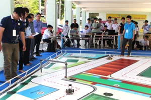 Sinh viên Trường Đại học Sư phạm, Đại học Đà Nẵng tham gia cuộc thi "Lập trình điều khiển robot tự động với chủ đề “Robot tự hành - An toàn giao thông”. 