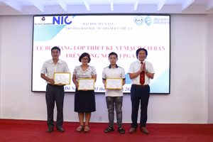 PGS.TS Phan Cao Thọ, Hiệu trưởng Trường ĐH Sư phạm Kỹ thuật, ĐH Đà Nẵng khen thưởng những học viên có thành tích xuất sắc trong khóa học. 