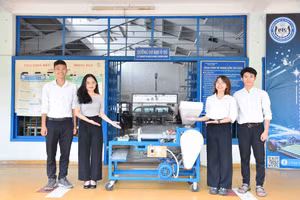 Nhóm sinh viên thực hiện dự án Máy tách vỏ hạt sen tươi bán tự động.