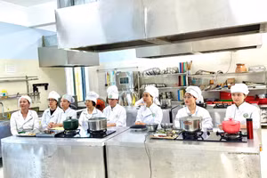 Giảng viên Trường Cao đẳng Lương thực - Thực phẩm tham gia tập huấn với chuyên gia nước ngoài. 