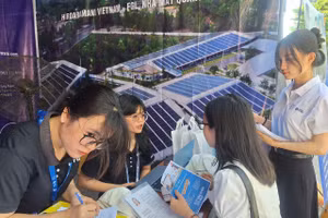 Các ứng viên tìm hiểu thông tin tuyển dụng tại Ngày hội việc làm Trường Đại học Kinh tế, Đại học Đà Nẵng. 