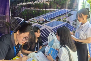 Các ứng viên tìm hiểu thông tin tuyển dụng tại Ngày hội việc làm Trường Đại học Kinh tế, Đại học Đà Nẵng.