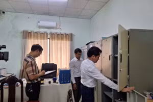 Đoàn kiểm tra của Sở GD&ĐT Đà Nẵng kiểm tra cơ sở vật chất tại Trường THCS Lý Thường Kiệt chuẩn bị cho Kỳ thi tuyển sinh vào lớp 10 THPT công lập năm học 2025 - 2026.