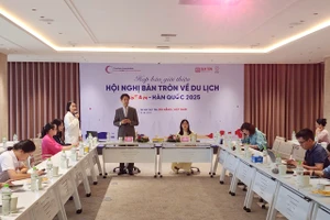 Ông Mo Chulmin, Hiệu trưởng Trường Du lịch, Đại học Duy Tân phát biểu tại buổi Họp báo giới thiệu Hội nghị Bàn tròn về Du lịch.