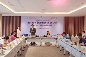 Ông Mo Chulmin, Hiệu trưởng Trường Du lịch, Đại học Duy Tân phát biểu tại buổi Họp báo giới thiệu Hội nghị Bàn tròn về Du lịch.