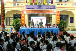 Học sinh Trường THCS Trà Mai (xã Nam Trà My, TP Đà Nẵng) cam kết chấp hành nghiêm quy định an toàn thông đường bộ.