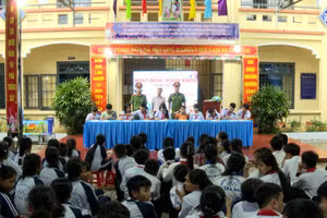 Học sinh Trường THCS Trà Mai (xã Nam Trà My, TP Đà Nẵng) cam kết chấp hành nghiêm quy định an toàn thông đường bộ.