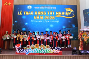 Trường Đại học Sư phạm Kỹ thuật, Đại học Đà Nẵng khen thưởng cho sinh viên tốt nghiệp loại Xuất sắc.