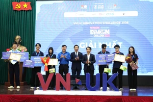 Ban tổ chức trao giải Nhất cho các đội dự thi. 