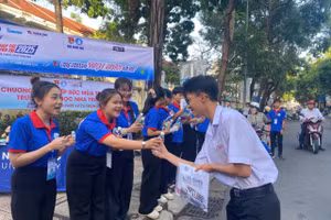 Tình nguyện viên Tiếp sức mùa thi tặng quà cho thí sinh Khánh Hòa trước buổi thi tốt nghiệp THPT năm 2025. 