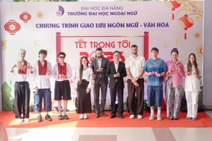 Đại diện Ban giám hiệu Trường Đại học Ngoại ngữ, Đại học Đà Nẵng tặng quà lưu niệm cho sinh viên quốc tế tham gia chương trình.