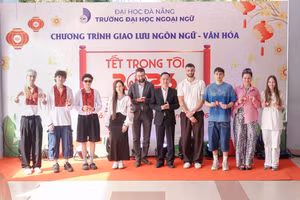 Đại diện Ban giám hiệu Trường Đại học Ngoại ngữ, Đại học Đà Nẵng tặng quà lưu niệm cho sinh viên quốc tế tham gia chương trình.