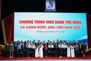 Đại học Đà Nẵng vinh danh tân thủ khoa các trường thành viên trong kỳ tuyển sinh đại học năm 2025.
