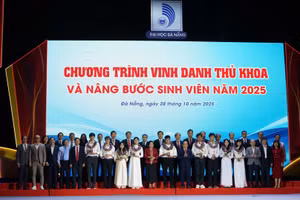 Đại học Đà Nẵng vinh danh tân thủ khoa các trường thành viên trong kỳ tuyển sinh đại học năm 2025. 