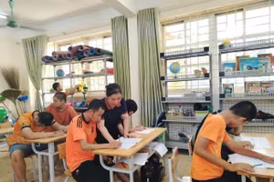 Cô giáo Nguyễn Thị Thu Huyền với học sinh lớp Giáo dục đặc biệt 3. Ảnh: Vũ Minh. 