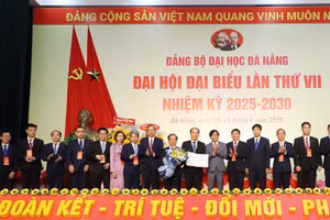 Ra mắt Ban chấp hành Đảng bộ Đại học Đà Nẵng nhiệm kỳ 2025-2030. 