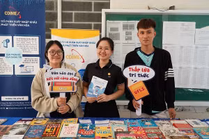 Sinh viên Trường Đại học Ngoại ngữ, Đại học Đà Nẵng tham gia các hoạt động tại Tuần lễ Sách 2025. 