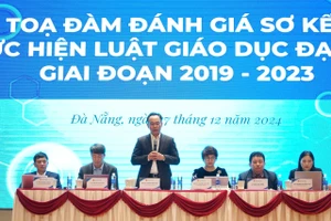 Thứ trưởng Bộ GD&ĐT Hoàng Minh Sơn chủ trì tọa đàm Đánh giá sơ kết thực hiện Luật GDĐH giai đoạn 2019-2023. 