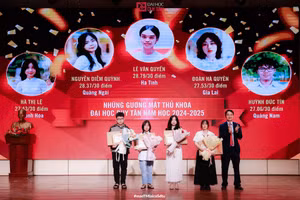 Hiệu trưởng Trường Đại học Duy Tân trao học bổng vinh danh thủ khoa, á khoa khóa tuyển sinh năm 2024. 