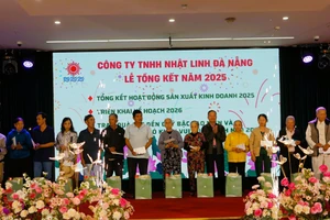 Đại diện lãnh đạo phường Cẩm Lệ và Công ty Nhật Linh Đà Nẵng trao quà cho người già, gia đình khó khăn.