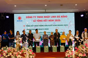 Đại diện lãnh đạo phường Cẩm Lệ và Công ty Nhật Linh Đà Nẵng trao quà cho người già, gia đình khó khăn.