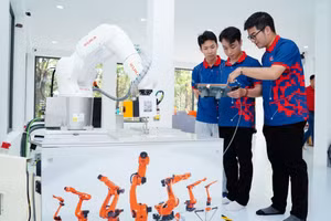 Sinh viên điều khiển Robot tại Trung tâm Đào tạo, nghiên cứu và phát triển ứng dụng Robot công nghiệp và AI của Trường ĐH Bách khoa, ĐH Đà Nẵng.