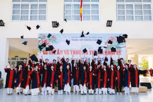 Học sinh Trường THPT Chuyên Lê Quý Đôn (Ninh Thuận) trong Lễ tri ân và trưởng thành năm học 2024-2025. 