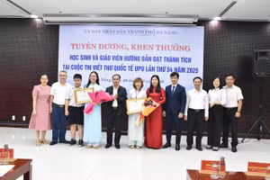 UBND TP Đà Nẵng khen thưởng cho học sinh và giáo viên đạt thành tích cao tại Cuộc thi viết thư quốc tế UPU.