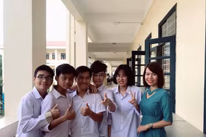 Nhà báo Lê Thị Thu trong một lần tác nghiệp tại trường học. Ảnh: NVCC