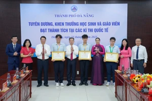 Học sinh Trường THPT chuyên Lê Quý Đôn được tặng Bằng khen vì đạt thành tích cao trong các kỳ thi quốc tế.