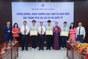 Học sinh Trường THPT chuyên Lê Quý Đôn được tặng Bằng khen vì đạt thành tích cao trong các kỳ thi quốc tế. 