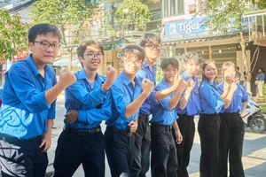 Câu lạc bộ tình nguyện Hoa phượng đỏ Trường THPT Hoàng Hoa Thám (Đà Nẵng) gửi lời chúc may mắn đến thí sinh dự thi vào lớp 10.