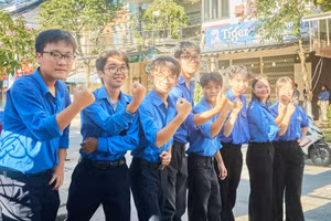 Câu lạc bộ tình nguyện Hoa phượng đỏ Trường THPT Hoàng Hoa Thám (Đà Nẵng) gửi lời chúc may mắn đến thí sinh dự thi vào lớp 10. 