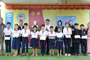 Công đoàn Trường Đại học Sư phạm, Đại học Đà Nẵng trao quà Tết cho học sinh Trường Tiểu học - THCS Bình Phước (Bình Sơn, Quảng Ngãi). 